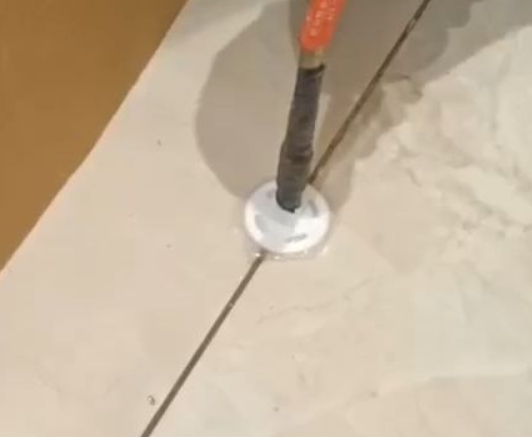 奎屯瓷砖空鼓维修公司专业解答瓷砖在铺贴过程中，如果没有涂抹均匀到位的粘结材料（如水泥砂浆或瓷砖胶），可能会导致以下问题