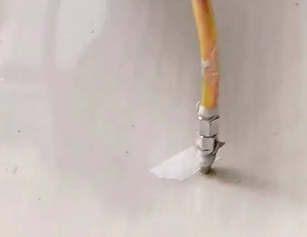 奎屯瓷砖空鼓维修公司专业解答在瓷砖铺贴过程中，如果使用的砂料过粗（如全部使用了粗砂），可能会导致以下问题