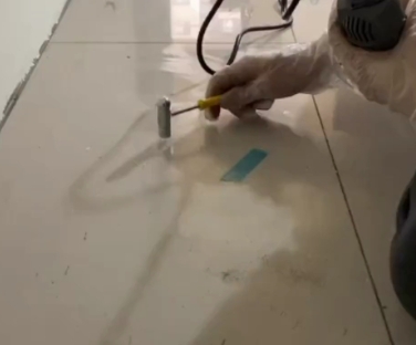 奎屯瓷砖开裂维修公司专业分享瓷砖在铺贴前如果没有沥干水分，将会导致以下问题